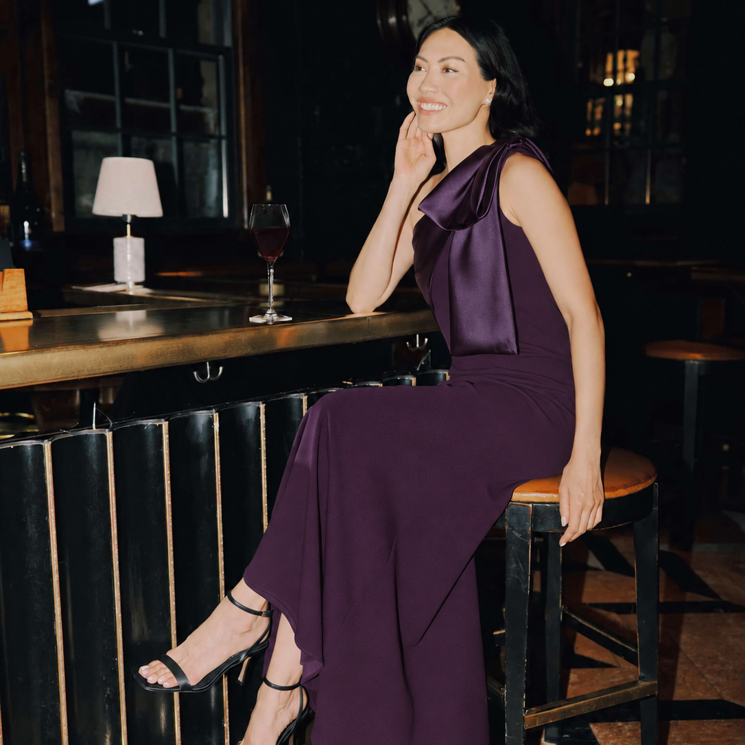Vestido largo morado con lazo en un hombro