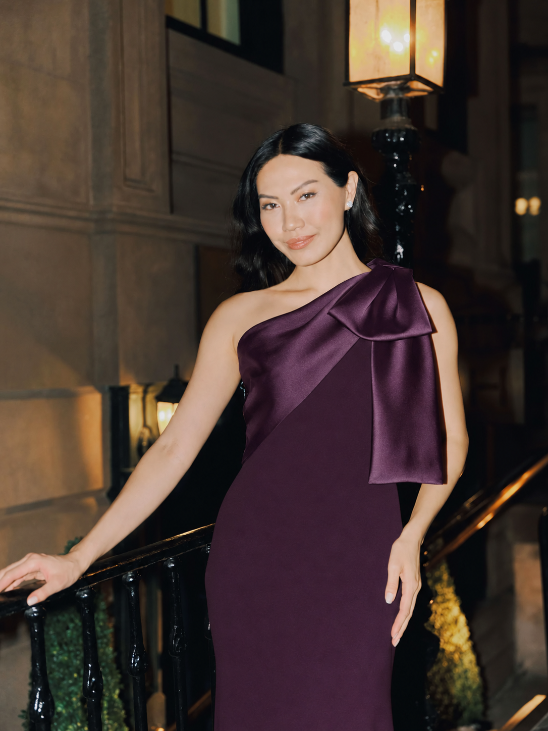 Vestido largo morado con lazo en un hombro