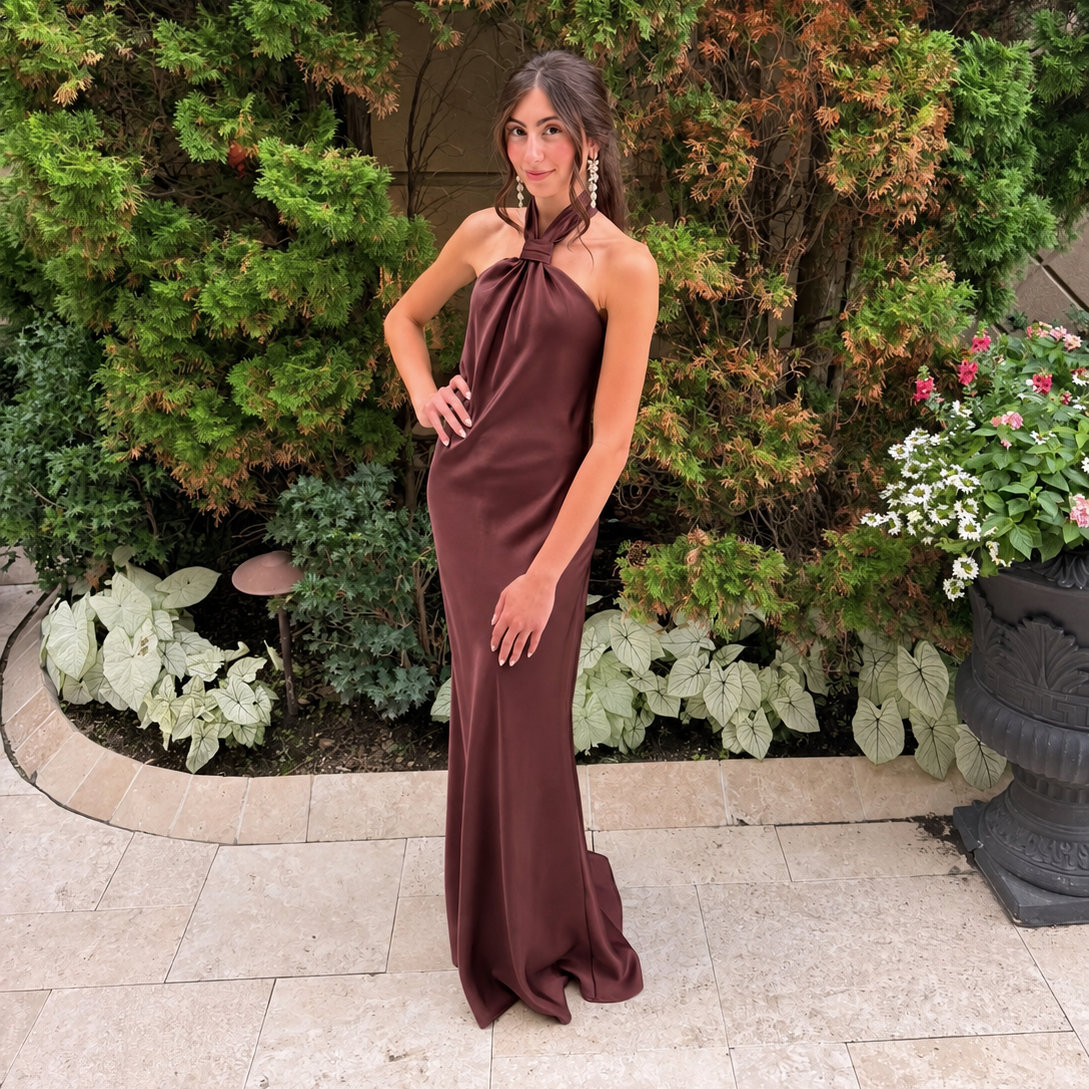 Vestido largo de seda satinada con escote halter anudado