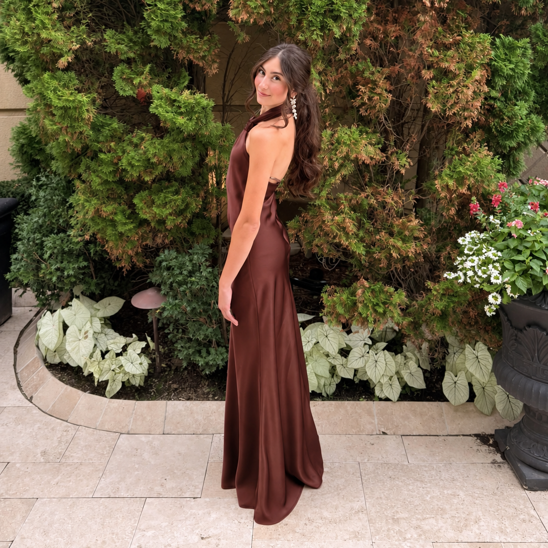 Vestido largo de seda satinada con escote halter anudado