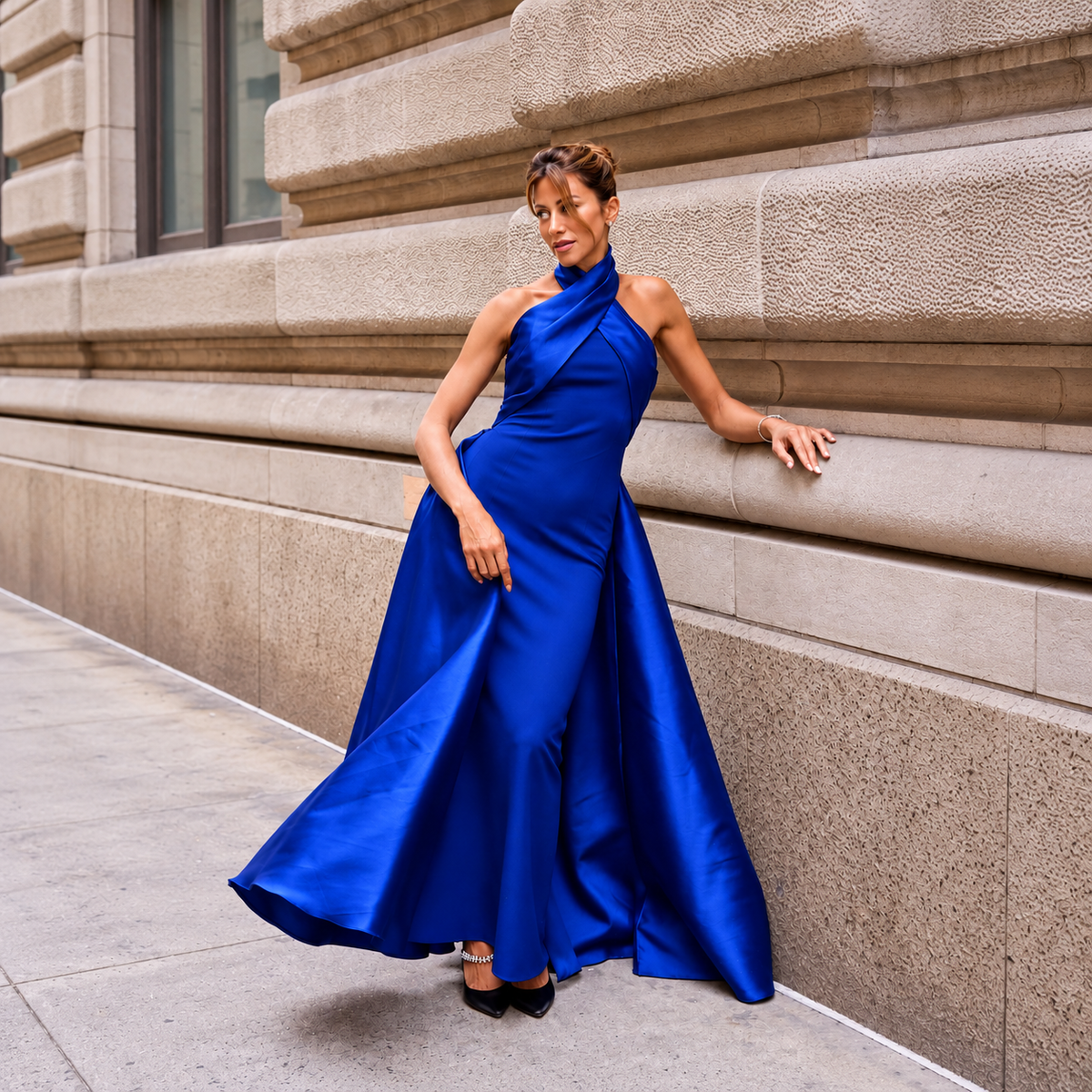 Vestido largo azul rey con escote halter cruzado