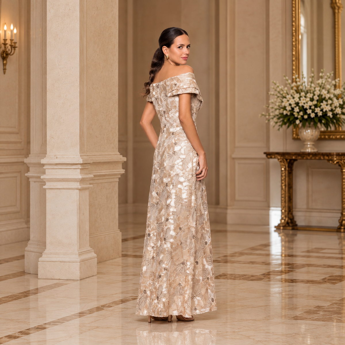 Vestido largo champagne floral con hombros descubiertos