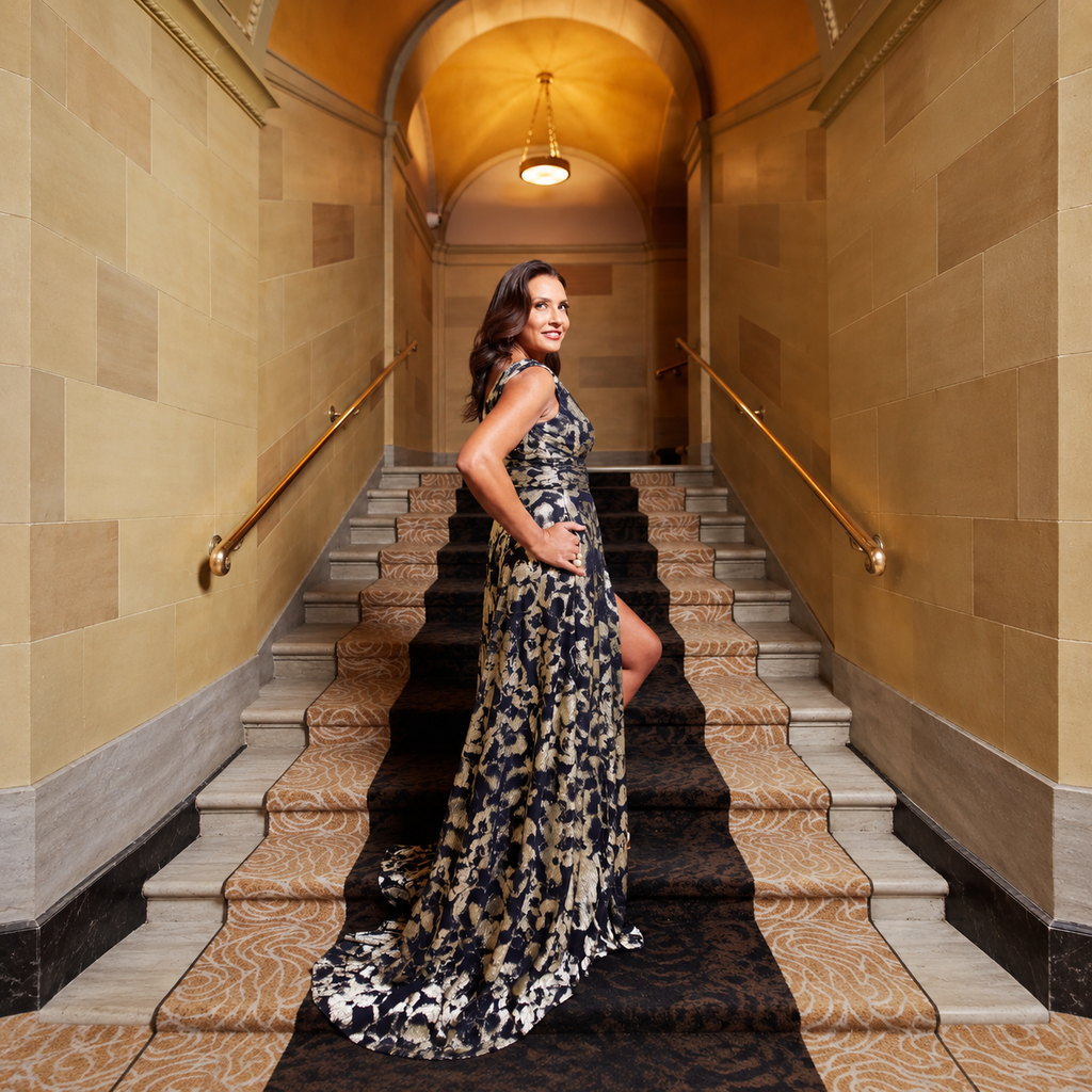 Vestido largo azul marino con detalles dorados metalizados