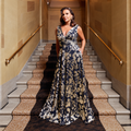 Vestido largo azul marino con detalles dorados metalizados