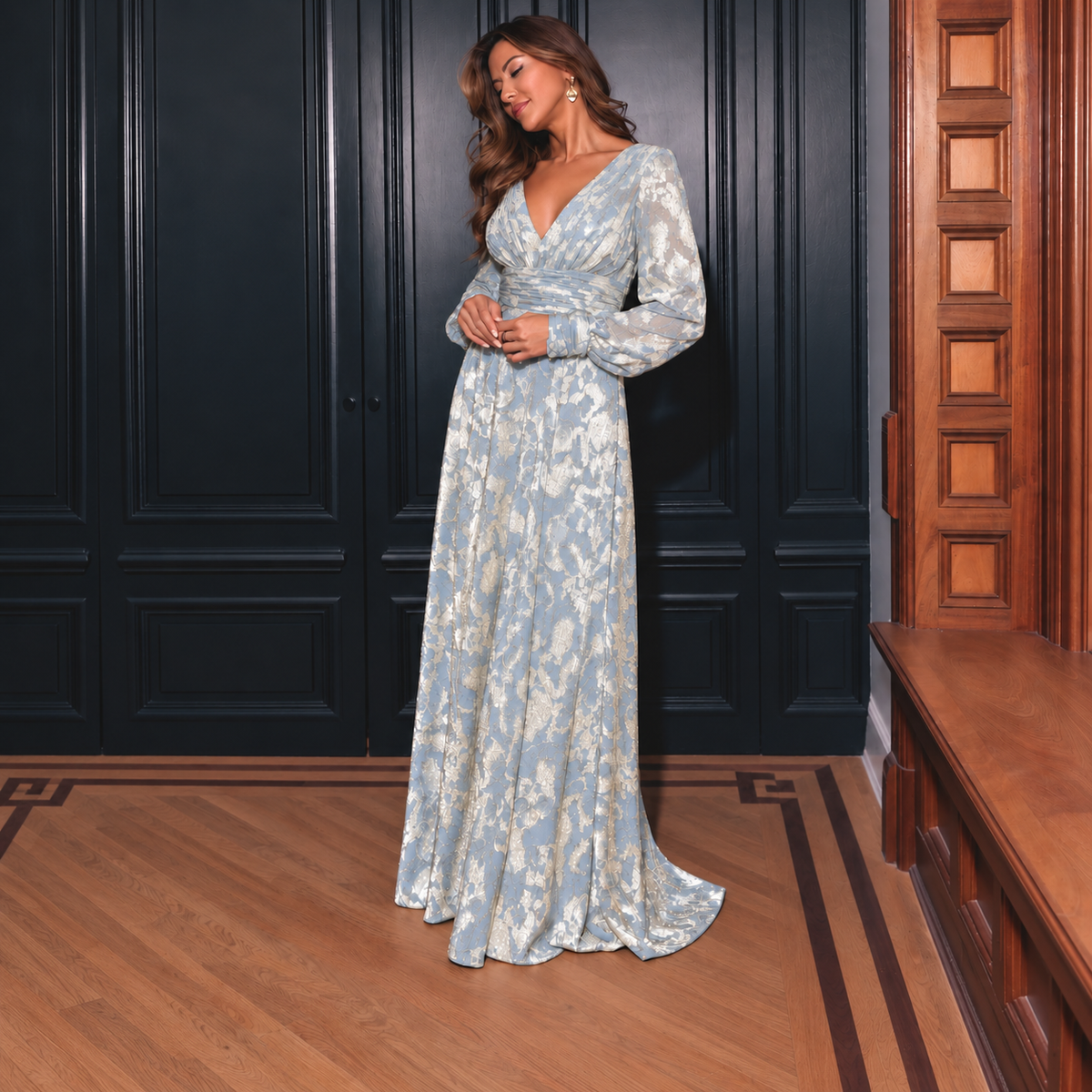 Vestido largo celeste con detalles dorados y manga larga