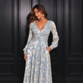 Vestido largo celeste con detalles dorados y manga larga