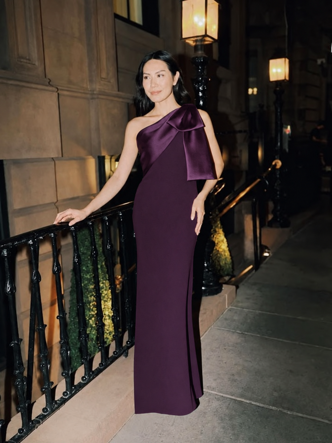 Vestido largo morado con lazo en un hombro